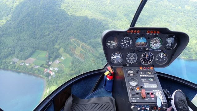 洞爺湖観光中にサイロ展望台でヘリコプターに乗せられた！高所恐怖症が乗って来た感想　ヘリコプターの助手席は足元まで丸見え