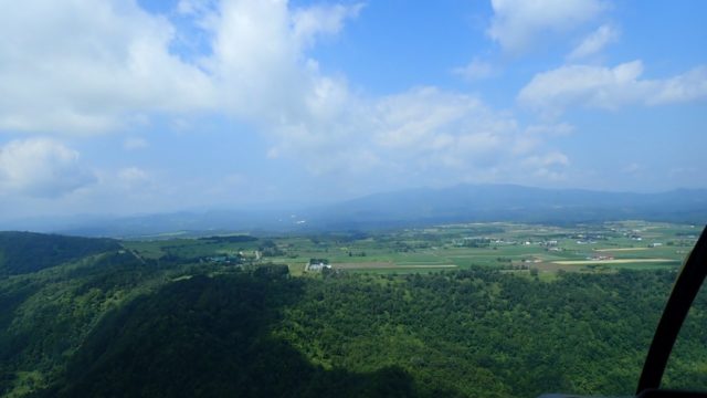 洞爺湖観光中にサイロ展望台でヘリコプターに乗せられた！高所恐怖症が乗って来た感想　ヘリコプターの助手席から見える景色