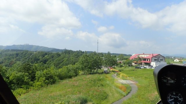 洞爺湖観光中にサイロ展望台でヘリコプターに乗せられた！高所恐怖症が乗って来た感想サイロ展望台に戻って来たヘリコプター