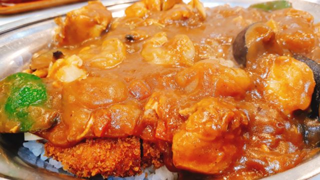 インデアンカレーでほぼトッピング全部乗せ