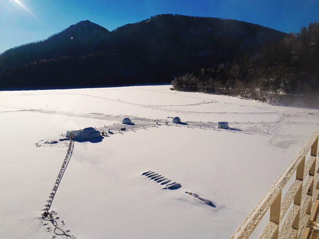 ホテル風水から見たしかりべつ湖コタンの様子