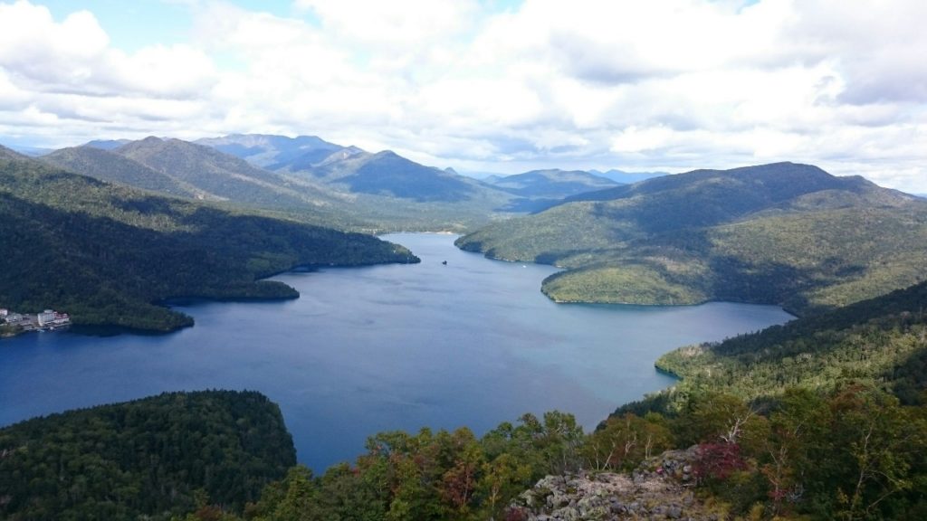 夏に白雲山から見た然別湖の様子