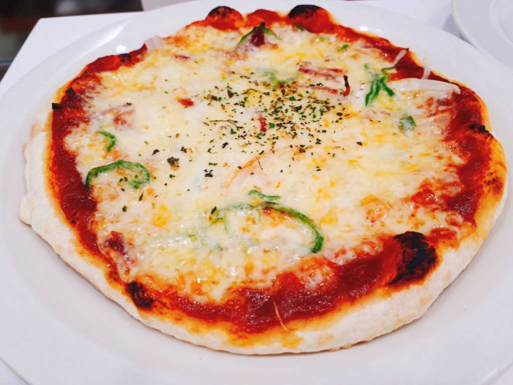 六花亭・喫茶室で食べられるピザはハサミで切る