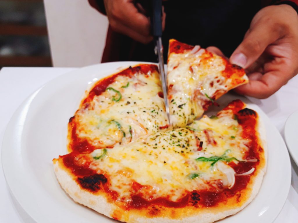 六花亭・喫茶室で食べられるピザはハサミで切る