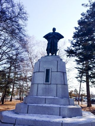 帯広・中島公園にたつ依田勉三像