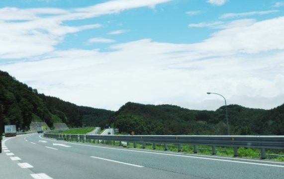 ドライブ中のオススメ眠気覚まし方法！旅行中の長距離運転も楽しい時間に変身!?