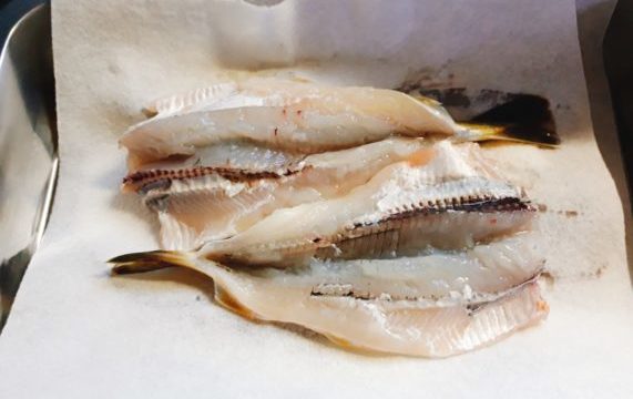 【こまい(氷下魚)の美味しい食べ方】一夜干し・天ぷらも美味しい！下処理はハサミで簡単