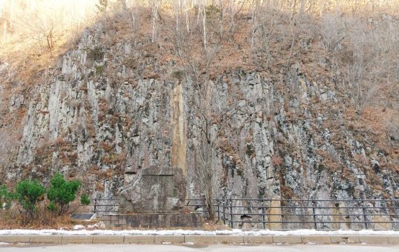 【十勝監獄の建設用に木材を伐採する為に拓いた道】士幌町・糠平湖に残る音更山道碑