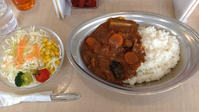 お店の外にはレトルトカレーの自販機があったり、店内でも販売されていたので、気に入ったらお土産に買えるようになっていました。