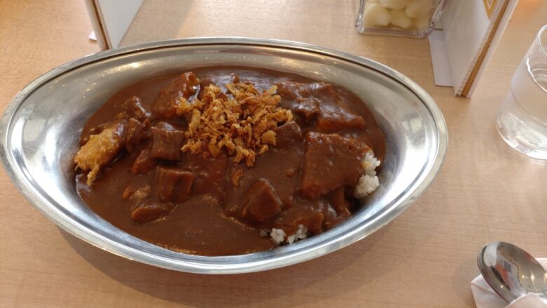 お店の外にはレトルトカレーの自販機があったり、店内でも販売されていたので、気に入ったらお土産に買えるようになっていました。