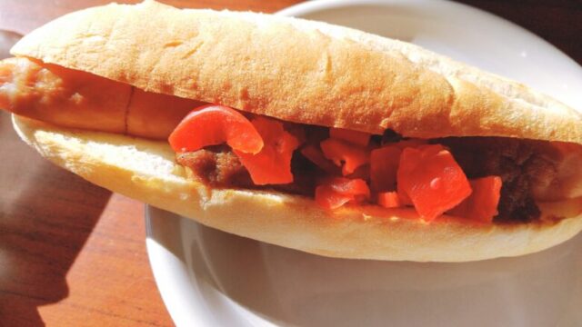 インデアンと満寿屋コラボのクリチーカレーフランク